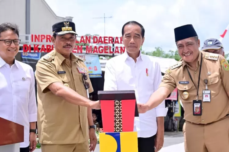 Jokowi Anggarkan Rp 15 T untuk Perbaiki Jalan Daerah Tahun Ini